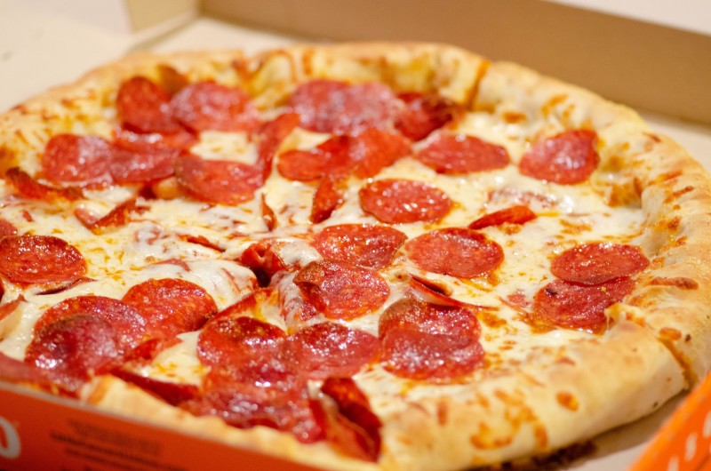 En pizza i en pizzakartong.