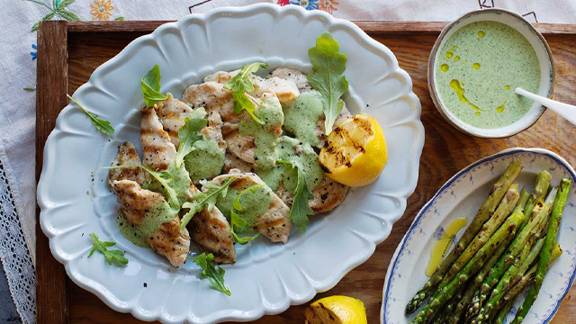 Kycklingfiléer på ett fat.