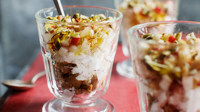 Keso och skorpor med äpple och kanel i glas.