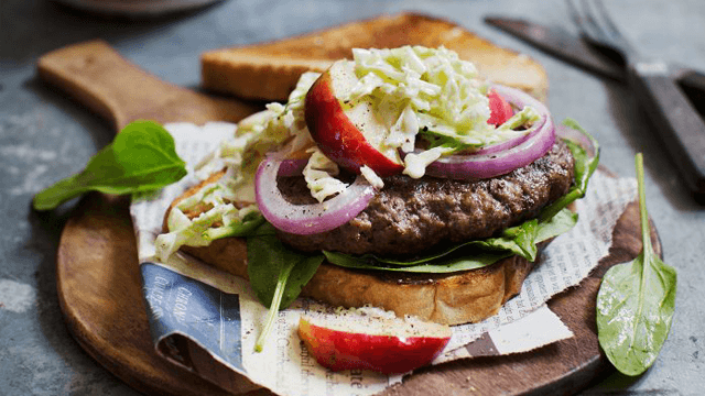 Älgfärsburgare med savoj-cole slaw