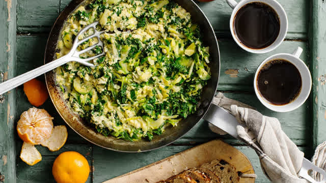 Äggröra med grönkål och brysselkål i en skål.