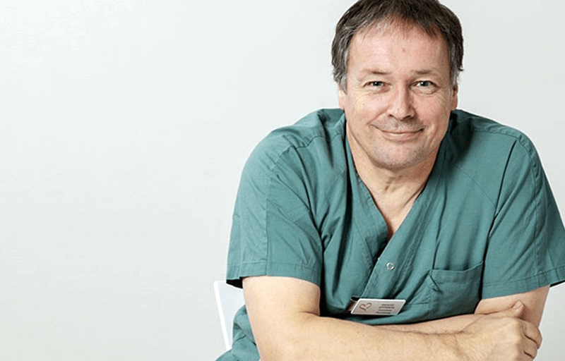 Manlig kirurg i gröna sjukhuskläder