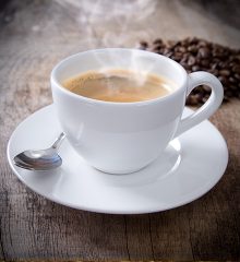 Kopp med rykande hett kaffe