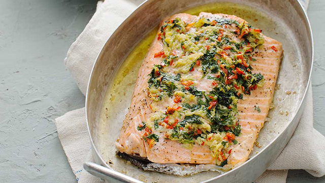 Ugnsbakad lax med asiatiska smaker serverad i ugnsform.