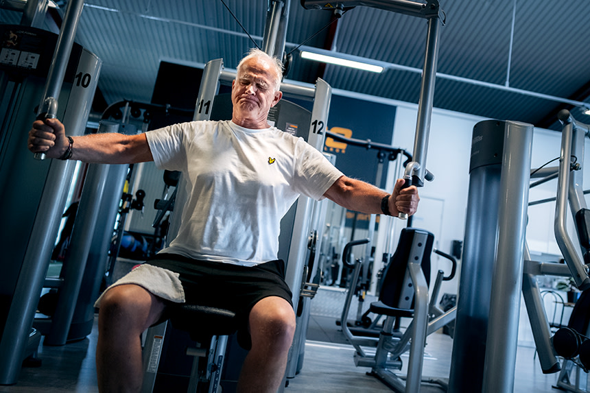 Thomas Andersson i gymmet, lever med ärftlig idiopatisk lungfibros.