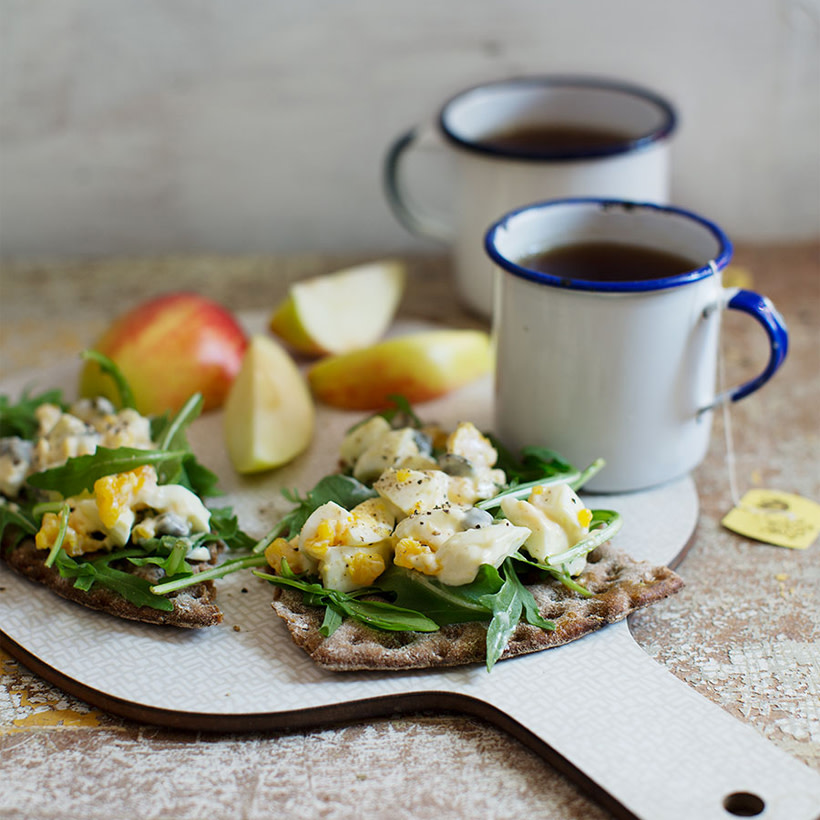 Knäckebröd med äggsallad på.