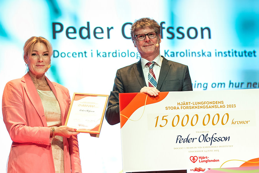 Kristina Sparreljung delar ut pris för Stora forskningsanslaget