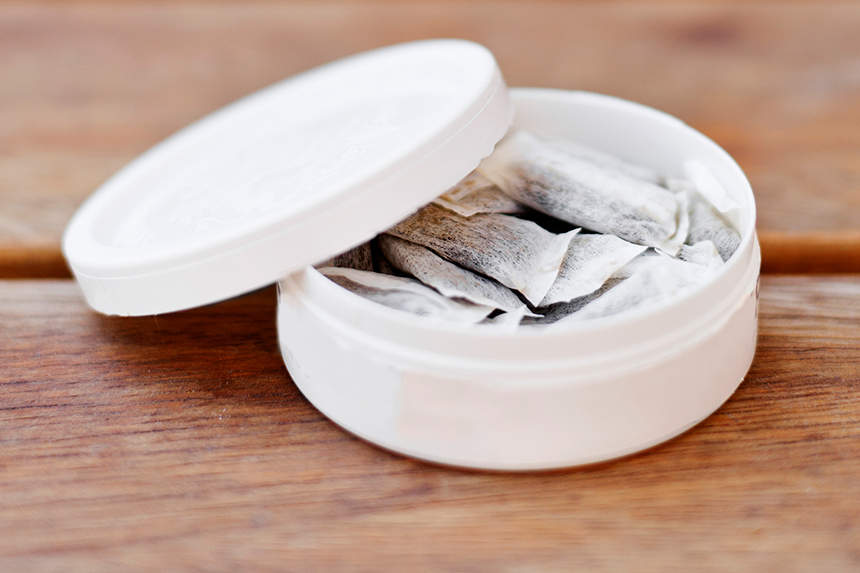 Vitt snus i en snusdosa.