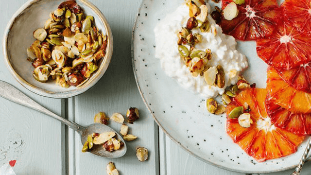 Blodapelsin med keso och citronnötter- och frön