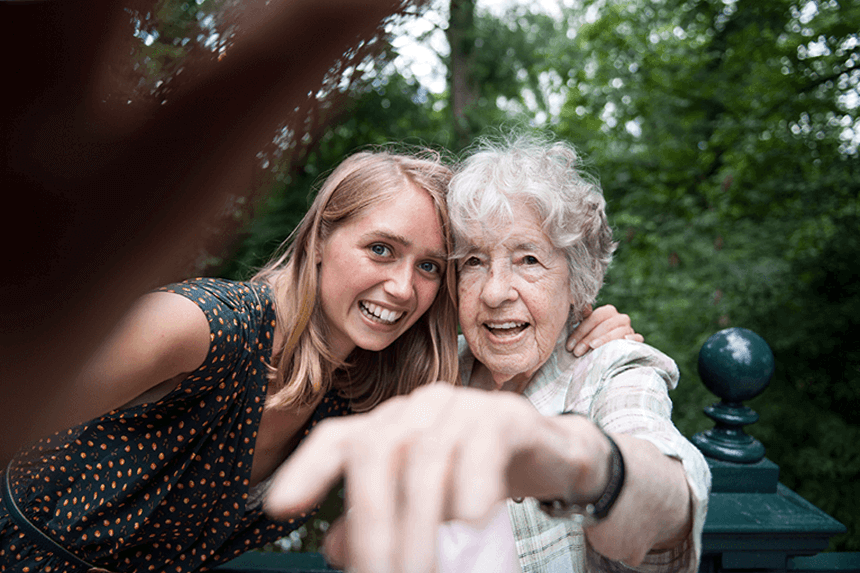 Två kvinnor tar en selfie