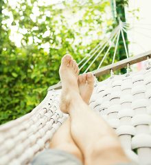 benen på någon som ligger i hängmattan och vilar