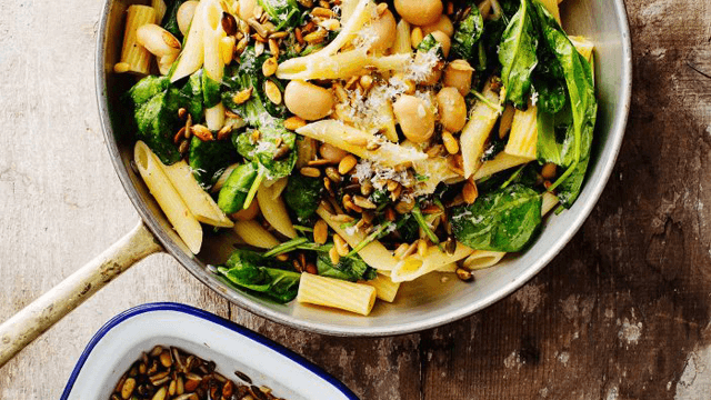 Pasta med mycket grönt, bönor, fröströssel och parmesan