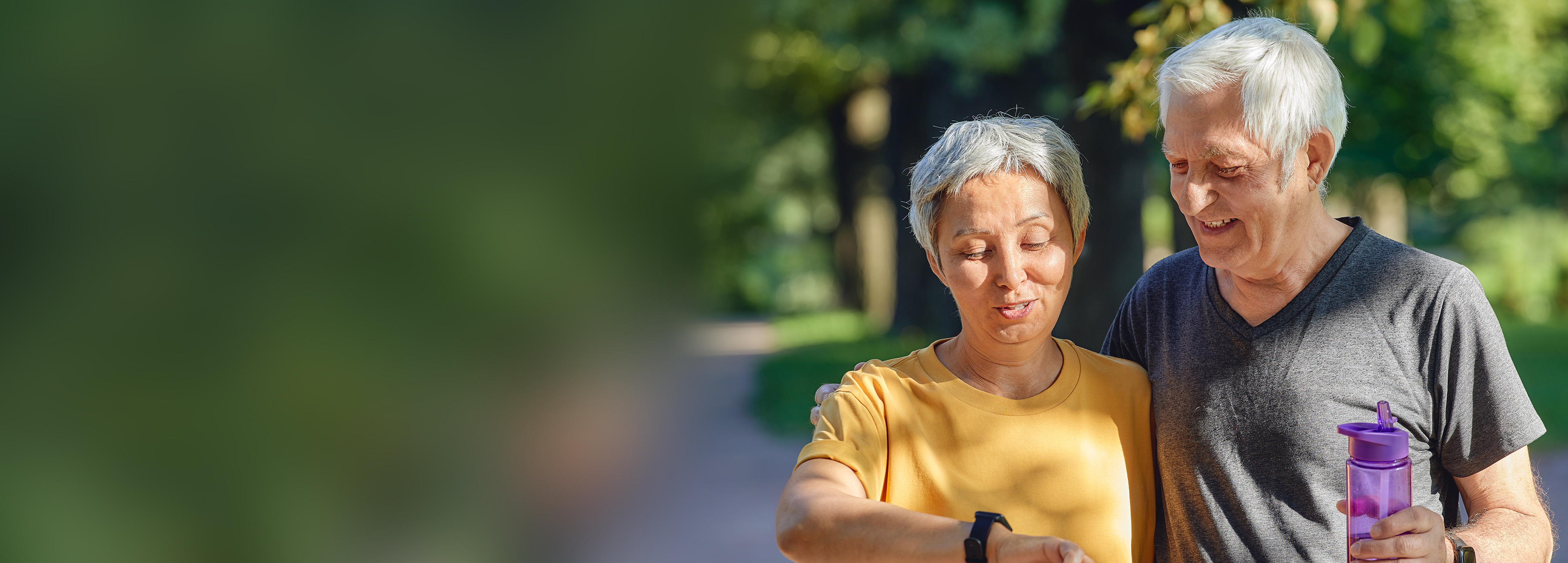 En man och en kvinna tittar på klickan