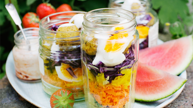 Falafel, hummus och sallad i burkar.