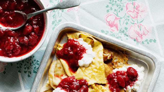 Pannkakor med jordgubbskompott och keso