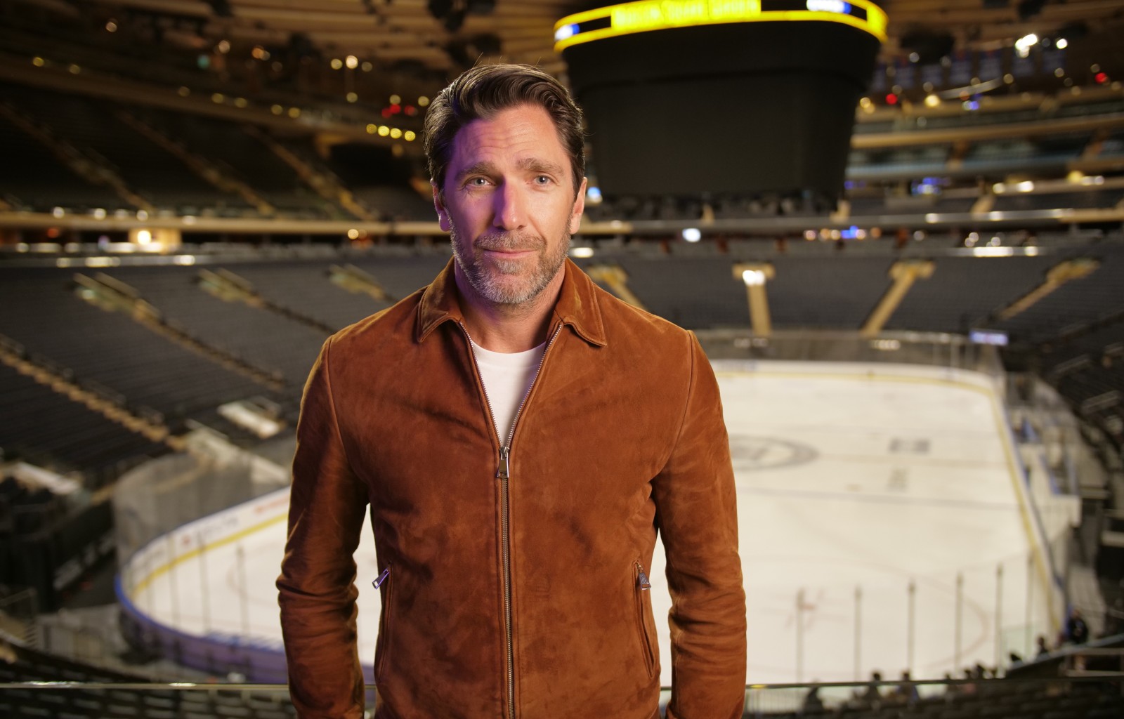 Henrik Lundqvist står i ishockey arena