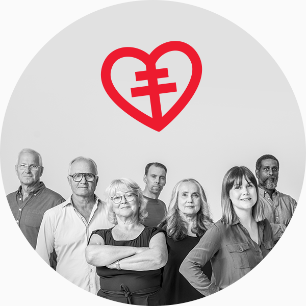 Flera personer står i en klunga