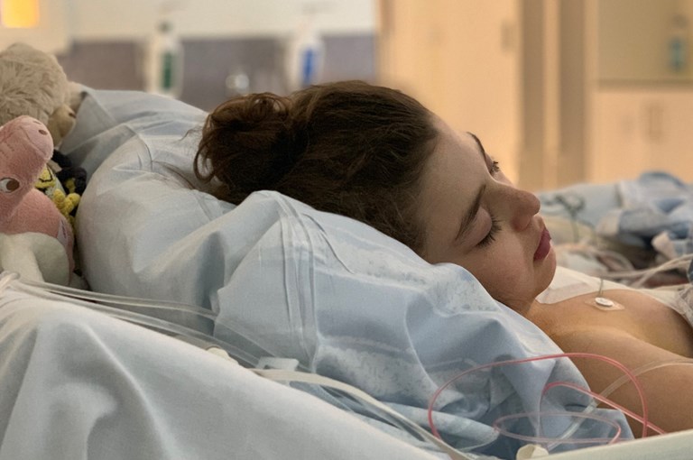 Flicka i sjukhussäng