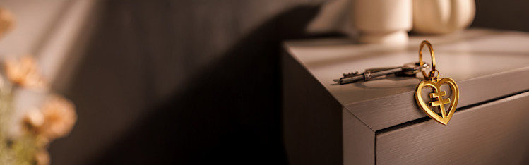 Nyckelring på brun byrå