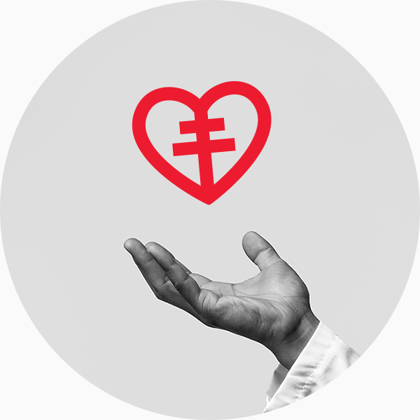 Hand håller i hjärt-lungfondenhjärta