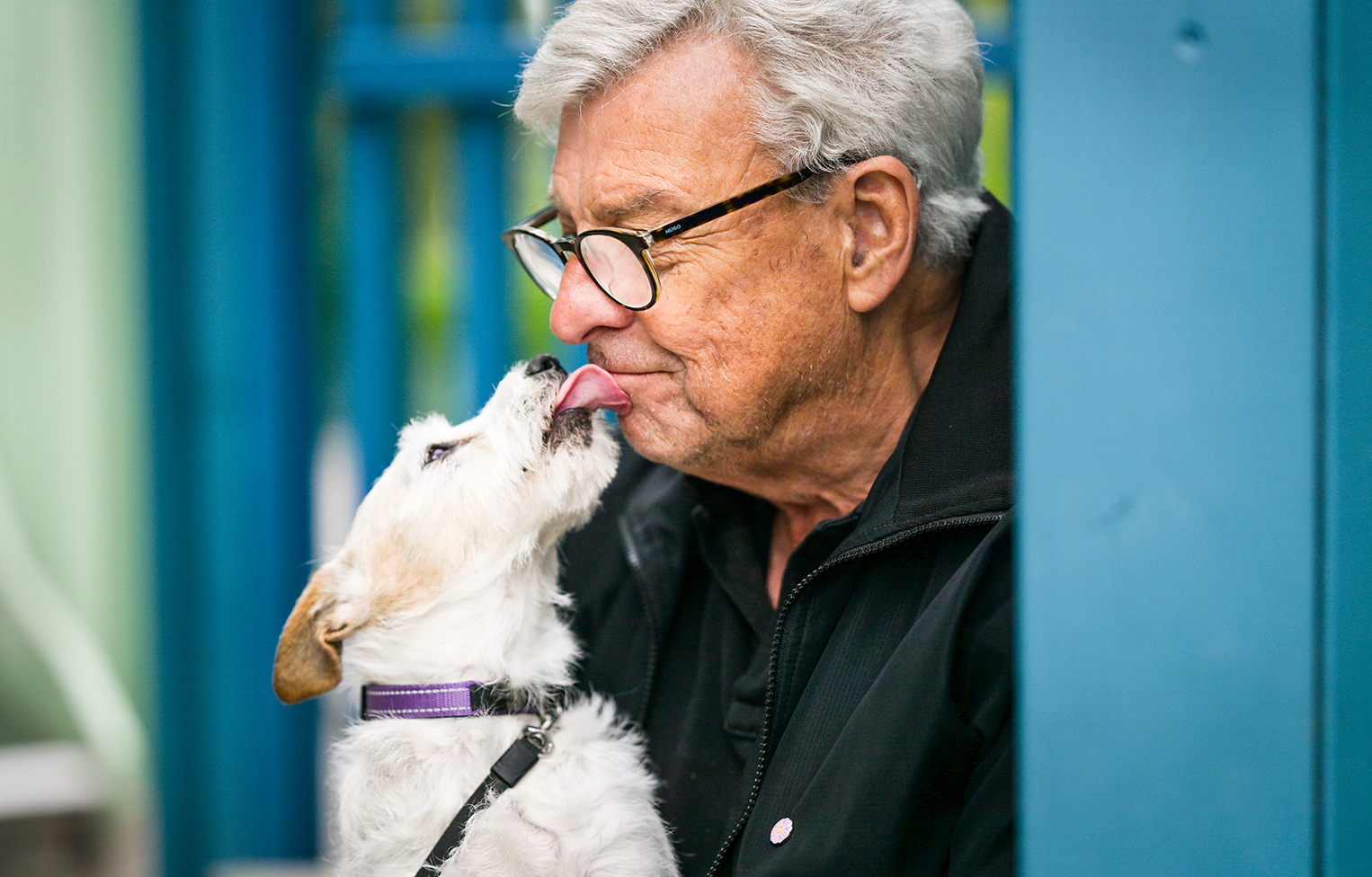 Poa som drabbats av kol kelar med sin hund