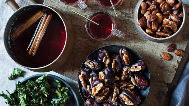 Glögg med tillbehör i skålar vid sidan om.