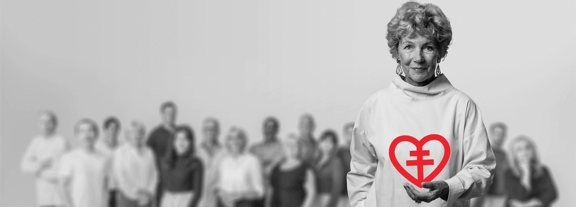 Amelia Adamo håller i Hjärt-Lungfonden symbol