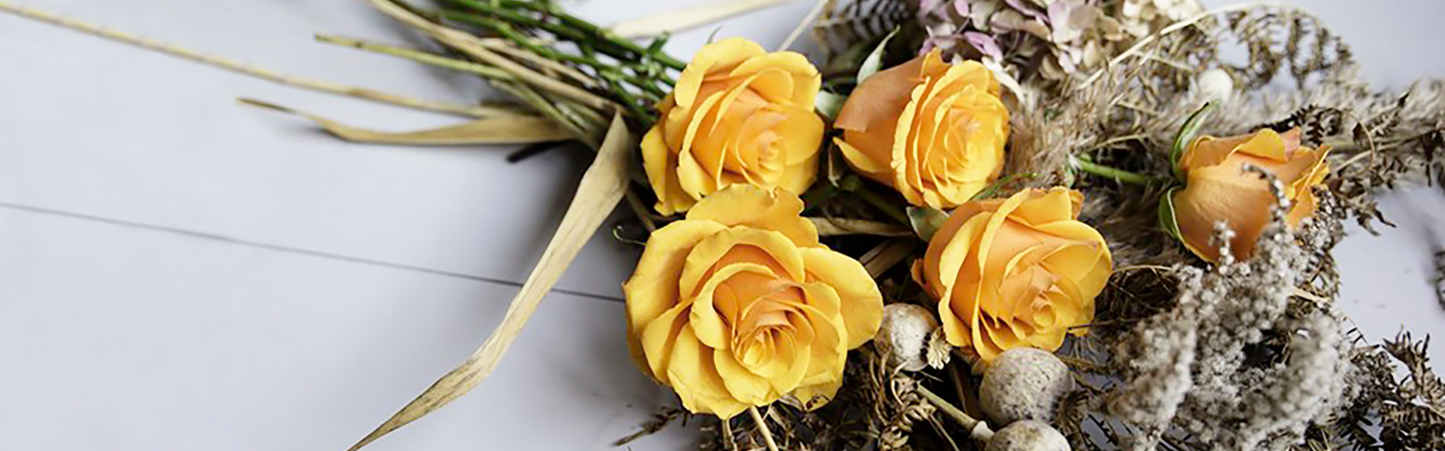 Höstbukett med gula rosor.