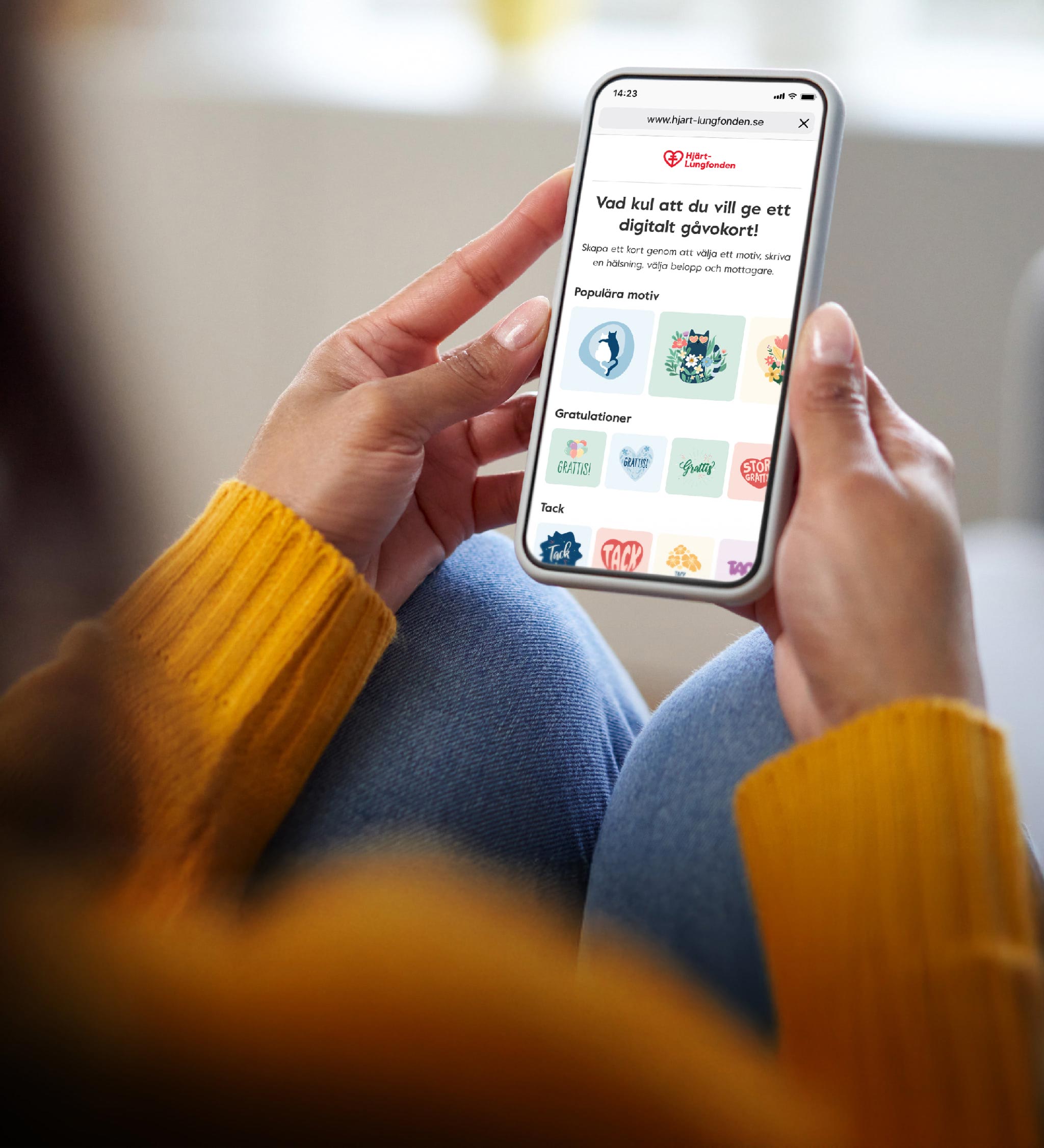 Kvinna håller i en mobil och beställer digitala gåvokort.