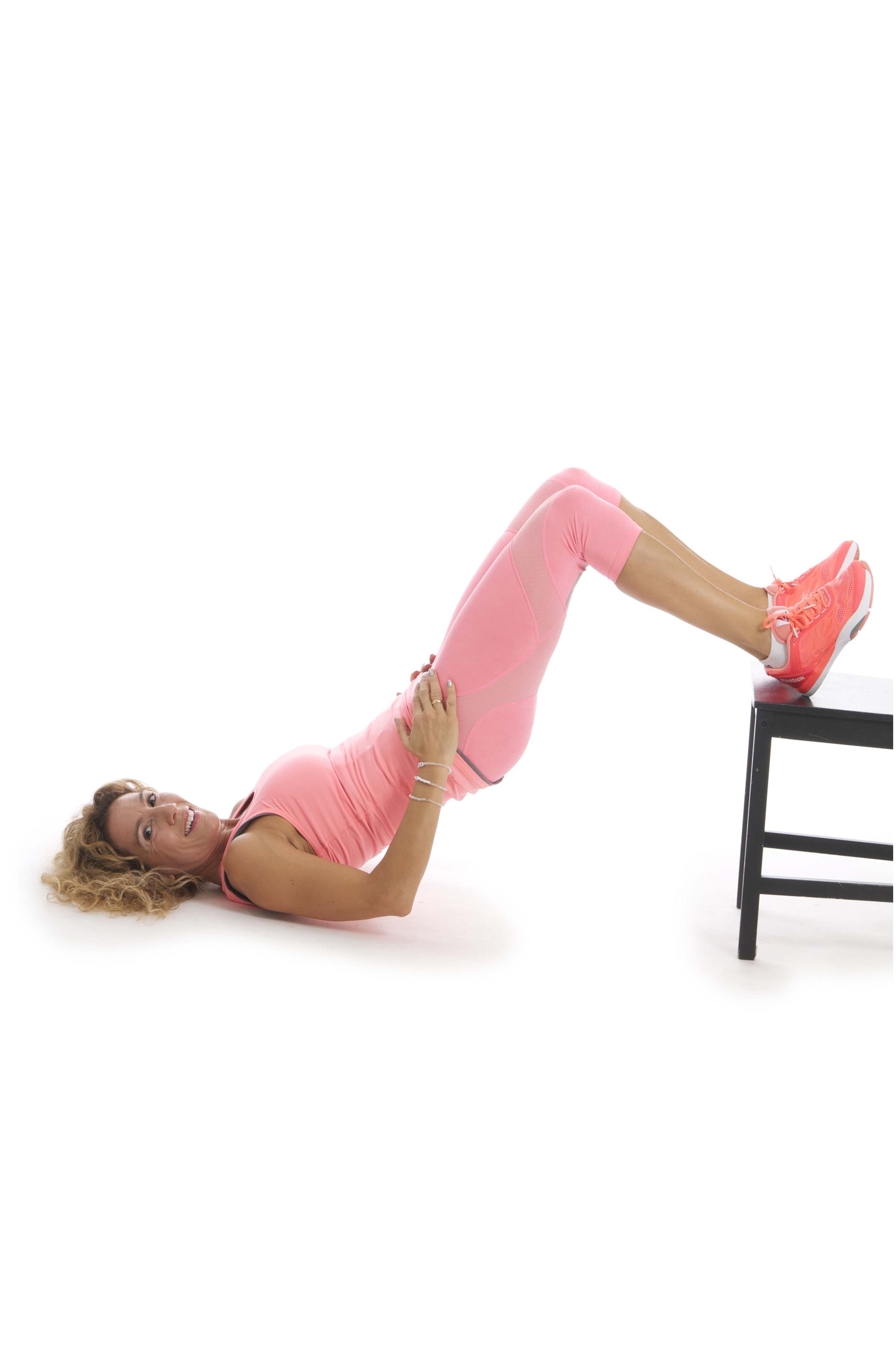 Kvinna i träningskläder visar höftlyft