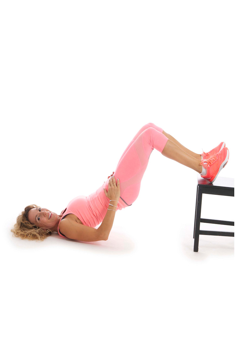 Kvinna i träningskläder visar höftlyft