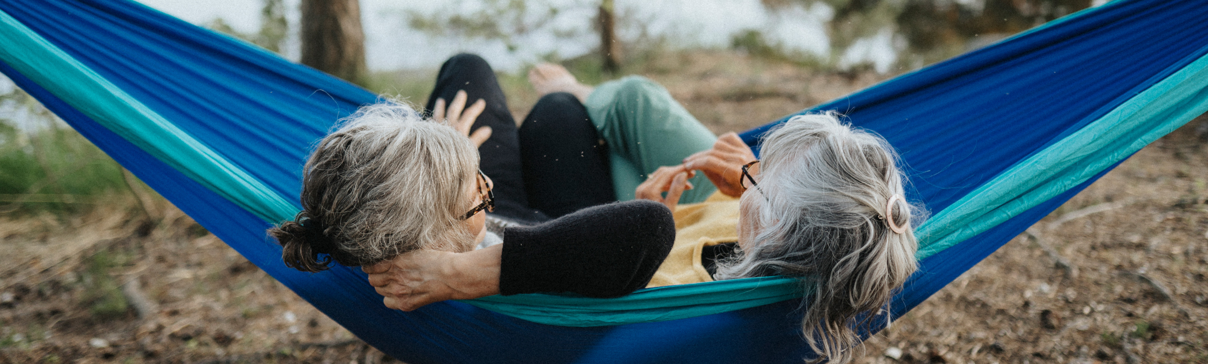 Två pensionärer i en hängmatta