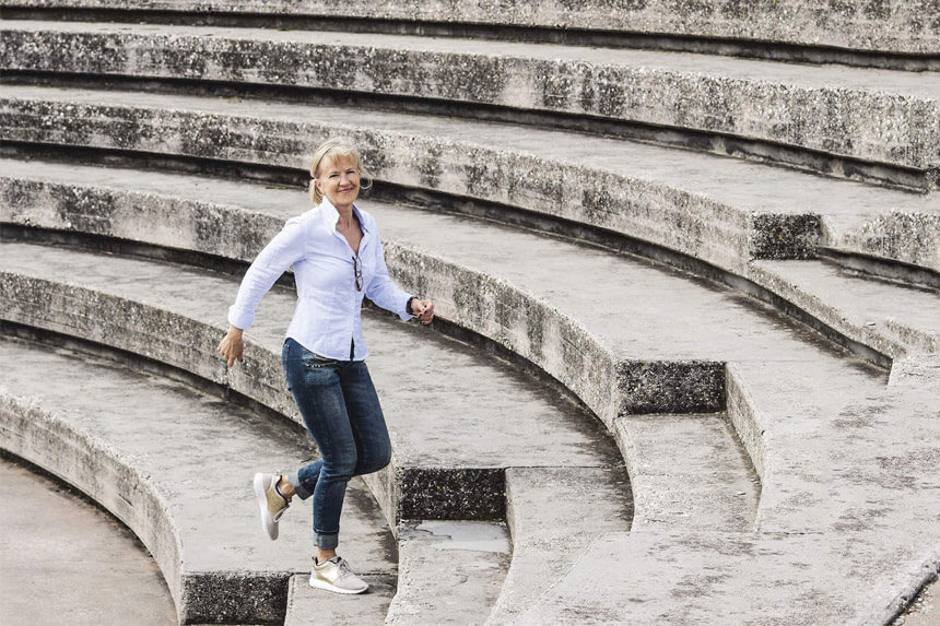 Mai-Lis Hellénius utomhus i en trappa