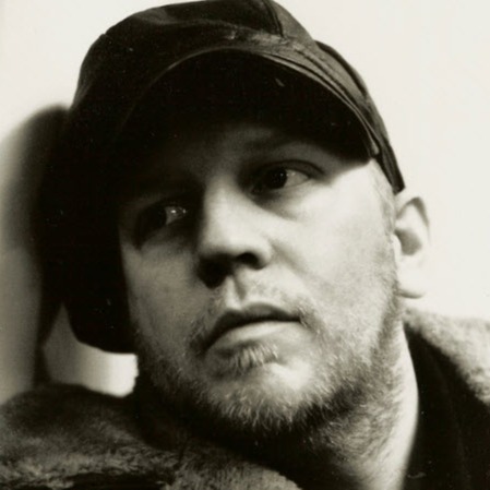 Man med skägg och svart keps