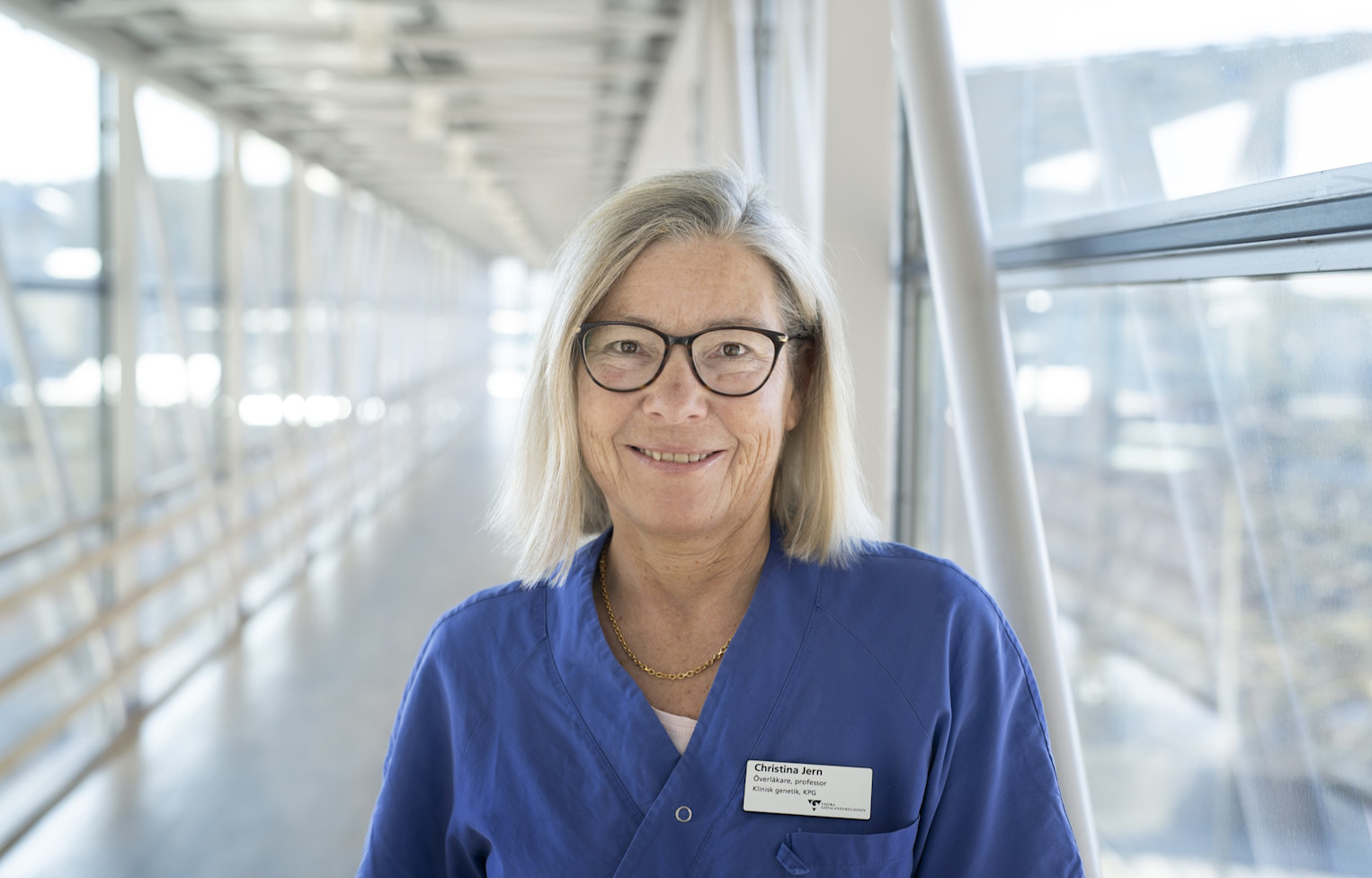 Forskaren Christina Jern står inne på ett sjukhus i blåa läkarkläder