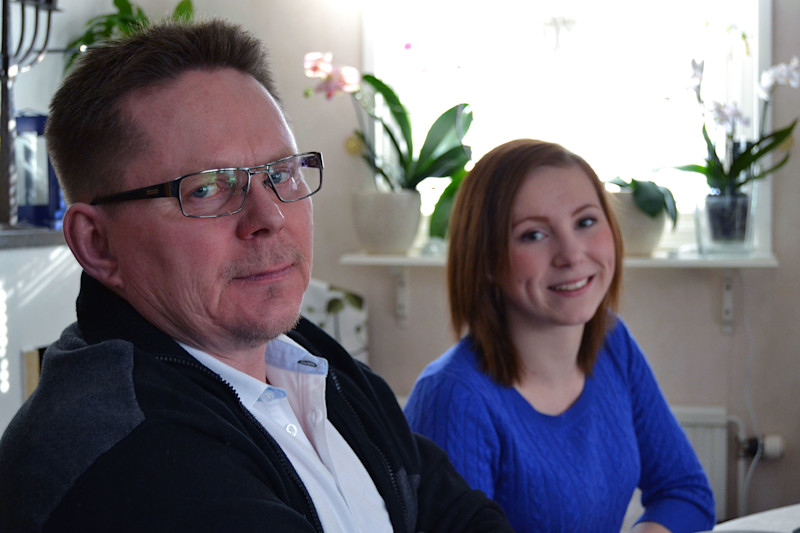 Linn och hennes pappa i köket