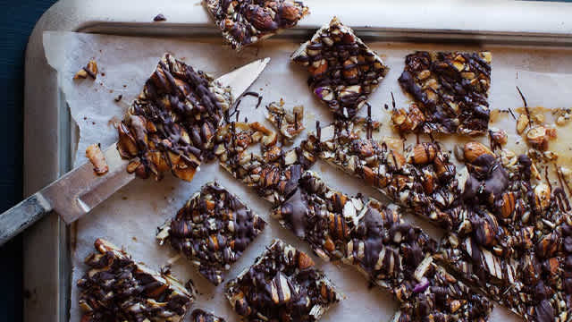 Mandelkrisp på en form.