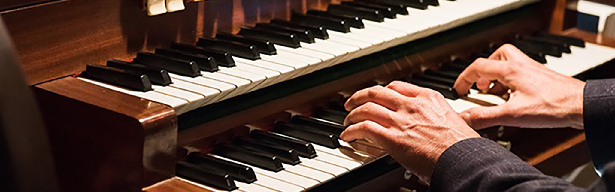 Händer spelar på en kyrkorgel.