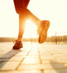 Benen på en löpare i solsken