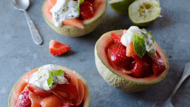 Fylld melon med jordgubbar