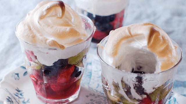 Marängtoppad fruktsallad