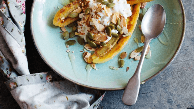Stekta bananer med kardemummakeso, lite honung och nötter
