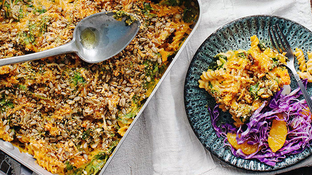 Sötpotatis mac and cheese serverad med rödkål