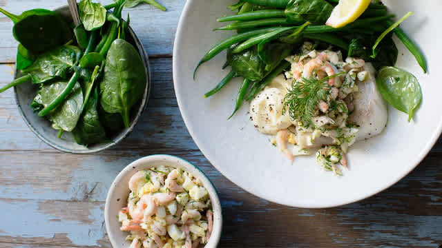 Kokt kolja med sallad på ett fat.