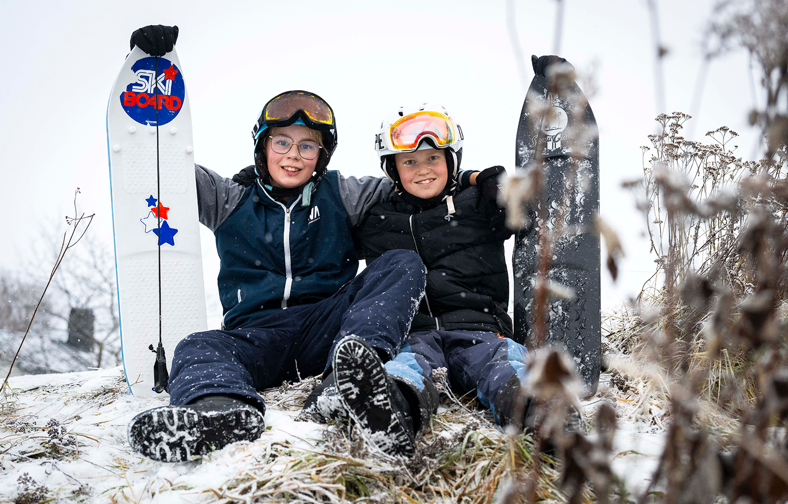 Malte och Olle med snowboards i snön