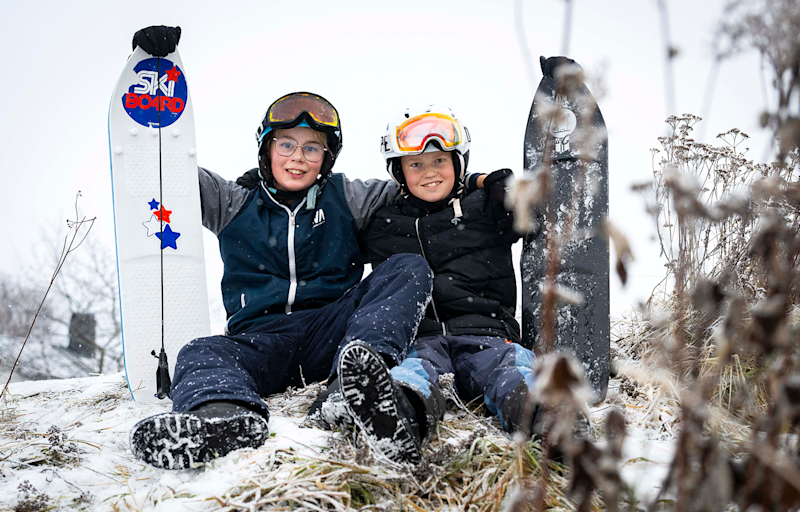 Malte och Olle med snowboards i snön