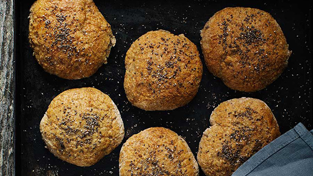 Hamburgebröd på en plåt.