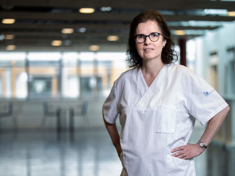 Kvinnlig forskare i vit rock i sjukhusmiljö