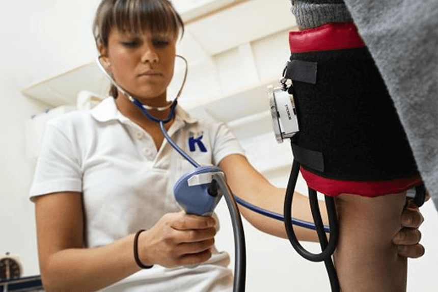 Sköterska mäter blodtryck