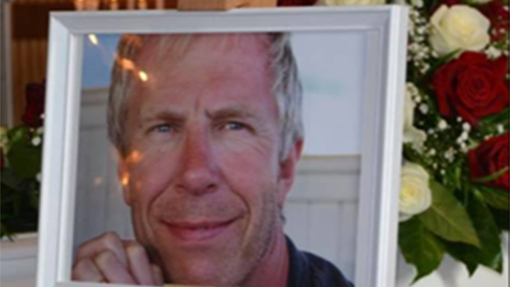 Inramat foto som står på en kista